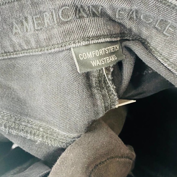 AMERICAN EAGLE Mom Jeans Comfort Stretch Waistband Black Distressed NWT Size 8 - Picture 12 of 16